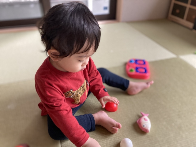 玩具で遊ぶ赤ちゃん